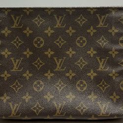 Preloved unisex vintage pouch, shows minimal signs of usage. Honey patina on the leather tab. Zipper works perfectly fine. Canvas is in great conditio