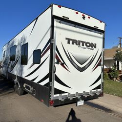 Toy Hauler W/ Garage (Fifth Wheel) 2017