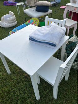 Child table and chairs