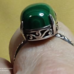 MALACHITE STERLING RING. 10 X 20 MM. CABACHON. (4) PRONG. /*SWIRL MOTIF ON SHOULDERS*/ SIZE 11. (R-11249) 