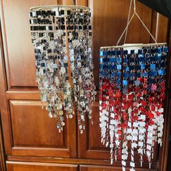 2 Chandeliers, Or 1.