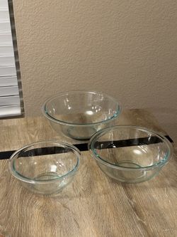 Pyrex Glass Mixing Bowls Set