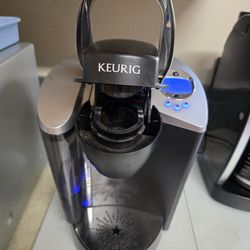 Keurig coffee maker with pod tray and glass plate