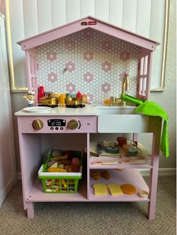 Toy kitchen