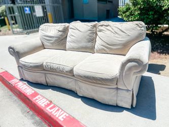 Traditional Rolled Arm 3 Cushion Sofa