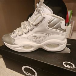 Reebok 
"Iverson"
Size 6 (Juniors)
