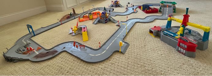 Hot Wheels + Matchbox complete city with roads (vintage from 1990s/2000s)