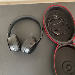 Beats Solo Bluetooth Headphones, Case And Auxiliary Cable
