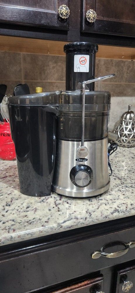 X-LARGE CHUTE HIGH SPEED CENTRIFUGAL JUICER, POWERS THROUGH WHOLE FRUITS AND VEGETABLES... EXTRACTOR DE JUGOS CON ACCION. "OMEGA" BRAND , SILVER