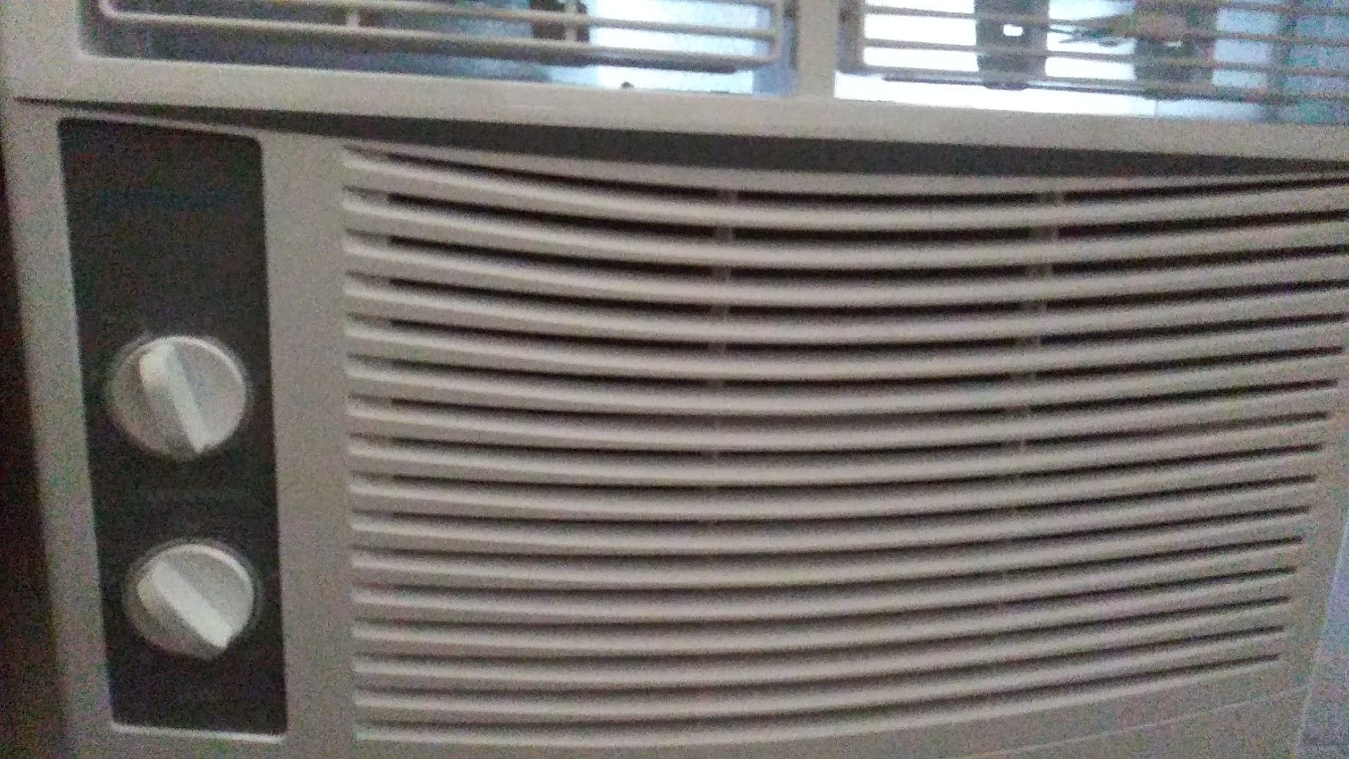 Window AC unit (like new)