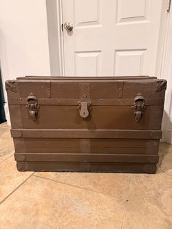 Flat-Top Wooden Slat Trunk