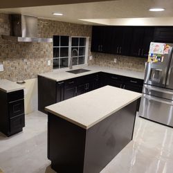 Kitchen Cabinets And Quartz
