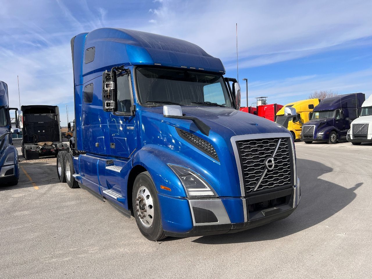 2021 VOLVO VNL760 DOUBLE BUNK - FRIDGE!