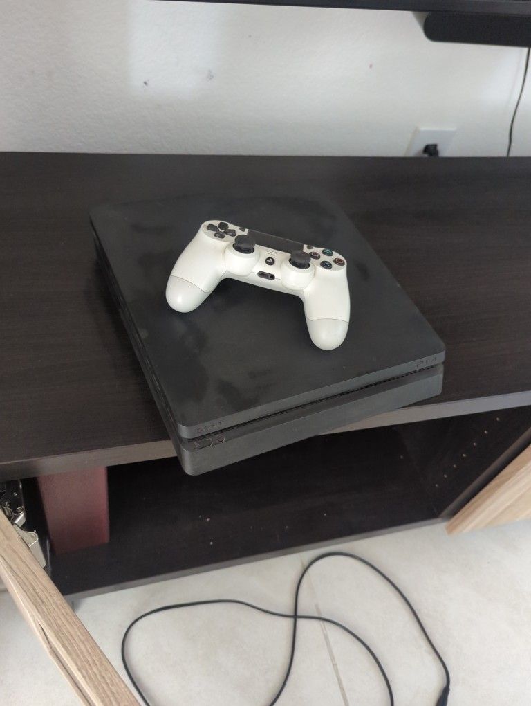PS4 SLIM WITH WHITE CONTROLLER