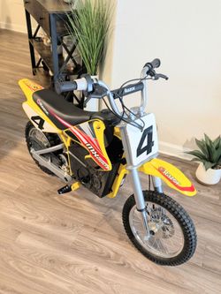 NEW - Razor Dirt Bike MX650
