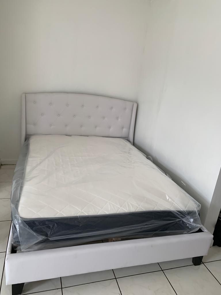 Queen Bed with Mattress 📦