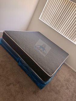 Queen mattress regular set with box spring ( 2pc brand new)
