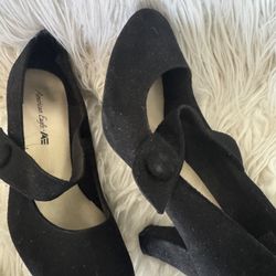 4$ BLACk SUEDE AMERICAN EAGLE HEELS