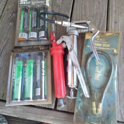 2 GREAZE GUNS & GREASE 6 TUBES PLUS HOSE