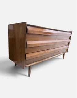 EXCEPTIONAL MID CENTURY MODERN AMERICAN WALNUT DRESSER by LANE