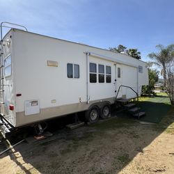 2005 Cougar Travel Trailer Slide Out Ready for Camping