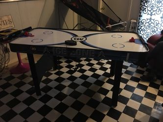 Air hockey table