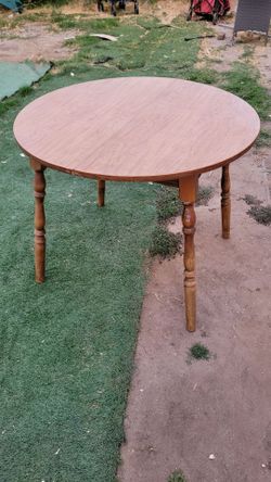Round/Oval Wood Dining Table with Turned Legs