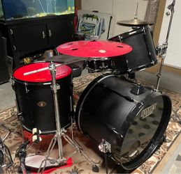 Tama rockstar four piece drum set. Read full description below .