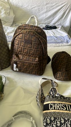 Fendi backpack and béisbol cap