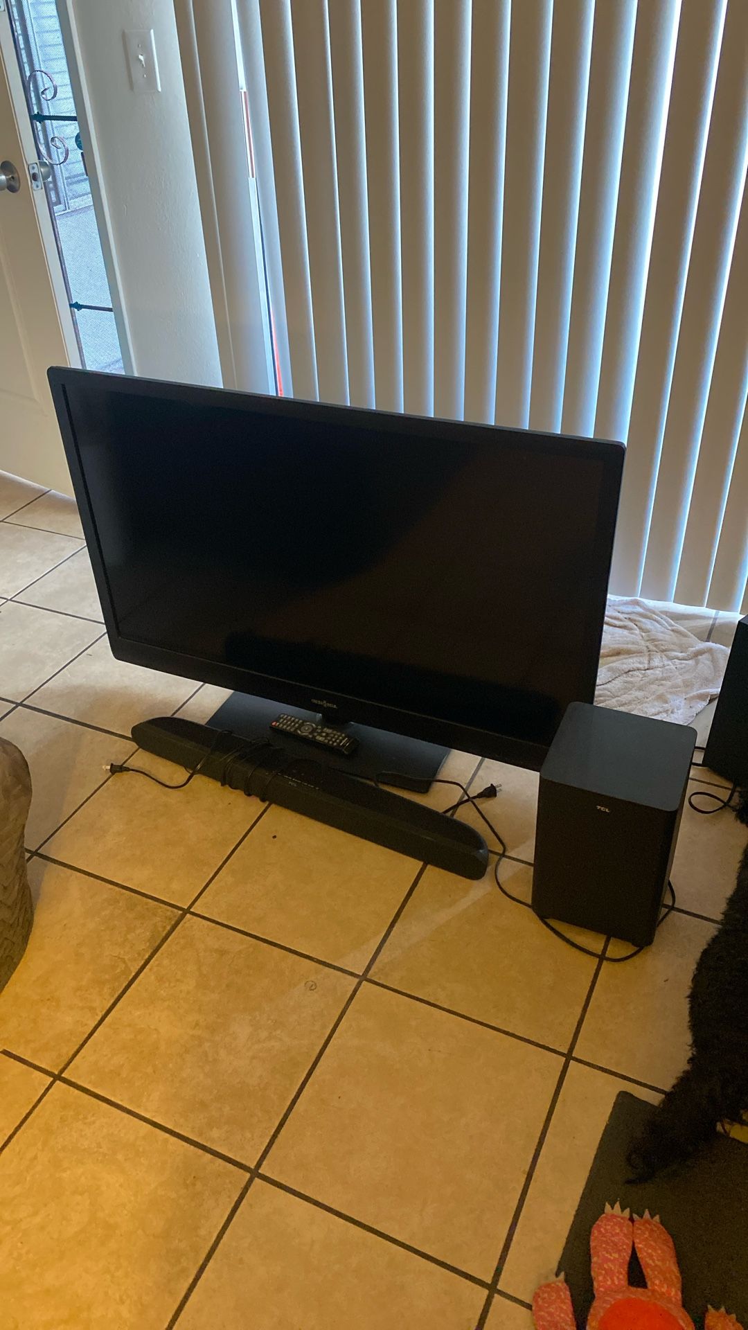 Insignia 46 Tv LCD 1080p + TCL Wireless Subwoofer