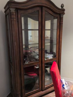 Mueble para copas con luz interior.