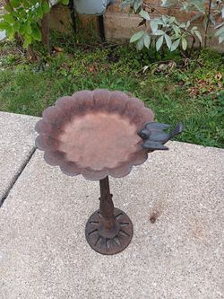 Vintage Cast Iron Outdoor Patio Birdbath