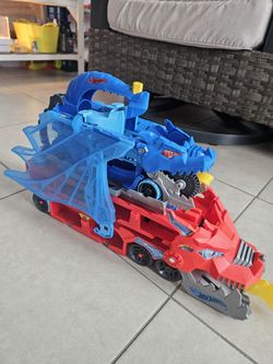 Hot Wheels City Ultimate Dual Dragon Transporter playse