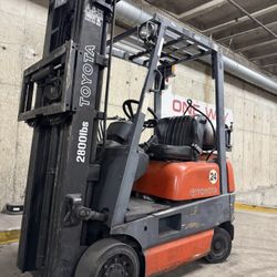 TOYOTA M6 forklift  3500 lb, 3 stage, side shift 