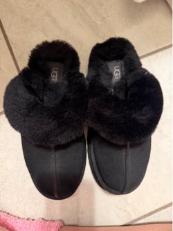 Woman’s size 7 Ugg slippers