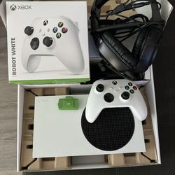 Xbox Series S Bundle 2 Controllers Great Condition