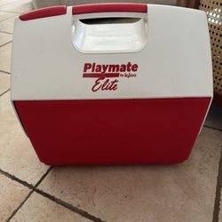 Igloo Playmate Elite 16qt Cooler. 16”T x 15W