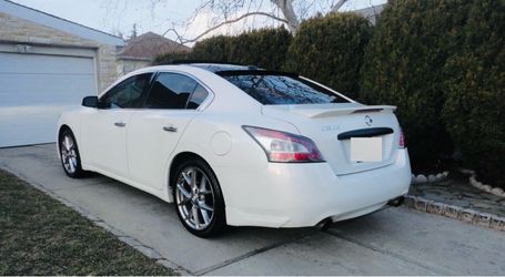 Nissan Maxima Sedan like