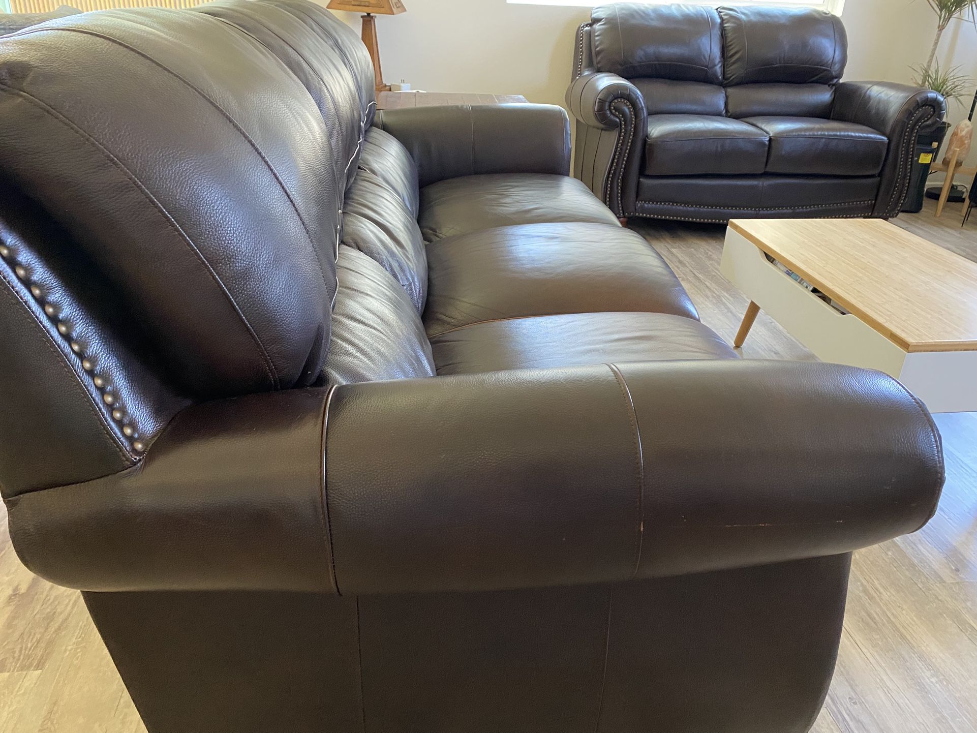 Leather Italia usa sofa & loveset.