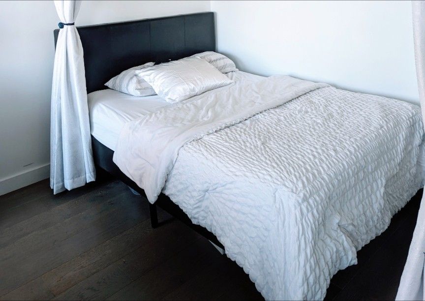 Queen Size Zinus Gerard Faux Leather Upholstered Platform Bed Frame