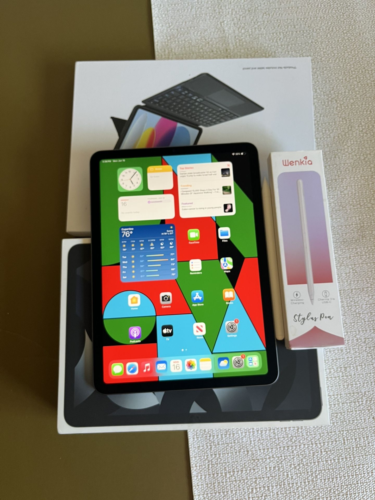 Apple iPad Air 5th Generation (M1 Chip) 256gb with Box, Pen And Keyboard
