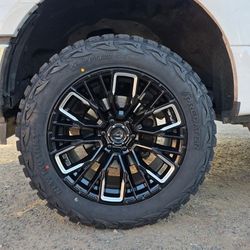 20x10 Fuel Wheels And Tires 285/55/20 Predator X-RT
