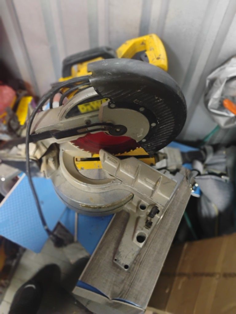 DeWalt 15 Amp 12 In Corded Single Bevel Miter Saw