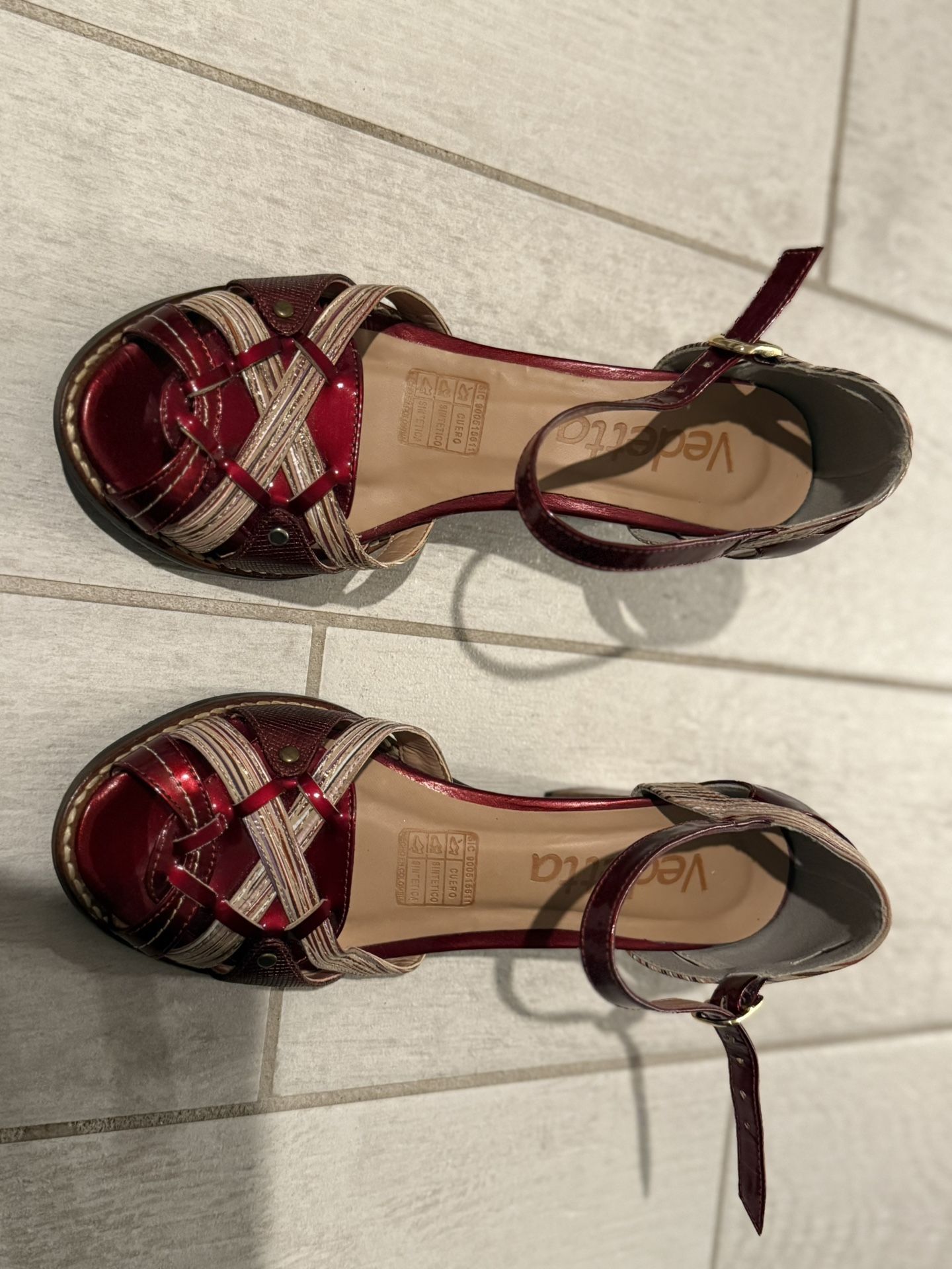Sandalias Védetta color vino tinto/beige – Talla 36 – Tacón bajo