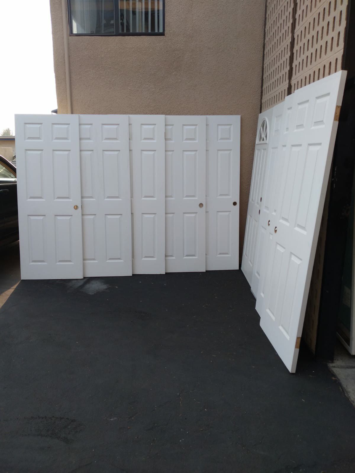 6 panels white interiors doors in very good condition