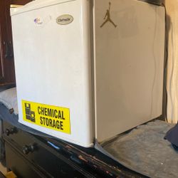 Mini refrigerator