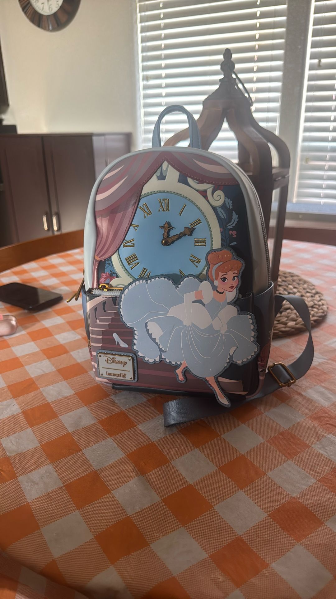 Cinderella Lounge fly