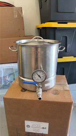 5 gallon homebrew pot with thermometer and false bottom