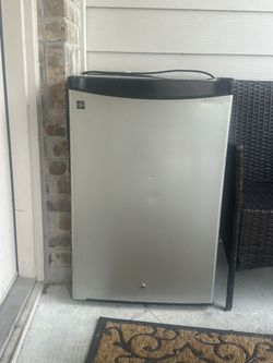 GE Mini Refrigerator 