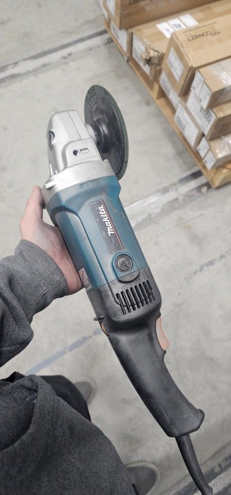 Corded MAKITA 7in Grinder/Polisher